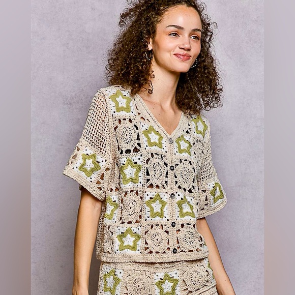 💚 Hello Gorgeous!! POL Button Front V-Neck Crochet Cardigan w/Contast Star - Picture 5 of 9